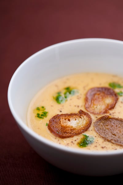 champignonssuppe mit geroesteter chorizo