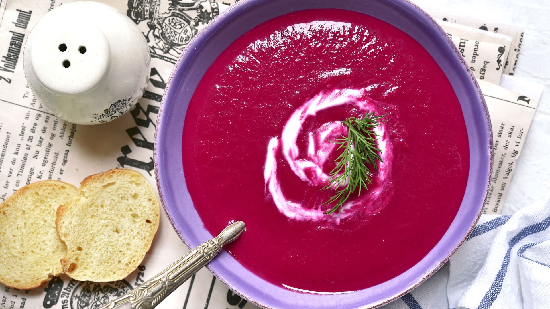 Rote Beete Suppe mit Brot 